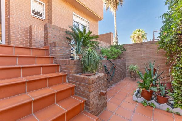 Terraced house for sale at  Barrio Ciudad Jardín , Alicante photo 3