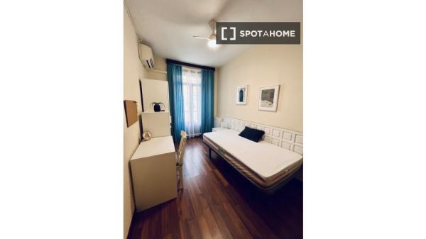 Habitación en piso compartido en madrid. photo 1
