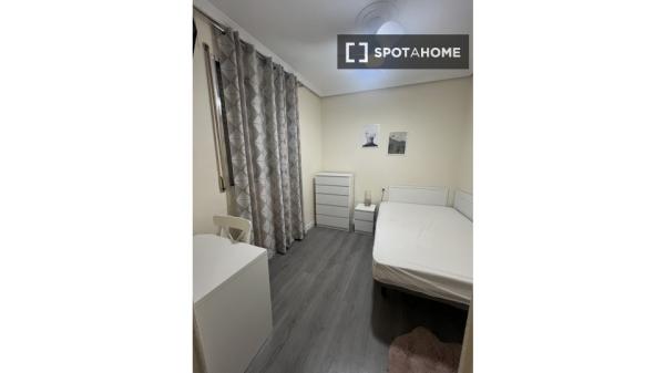 Habitación en piso compartido en madrid. photo 1