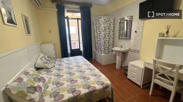 Habitación en piso compartido en madrid. thumbnail 1