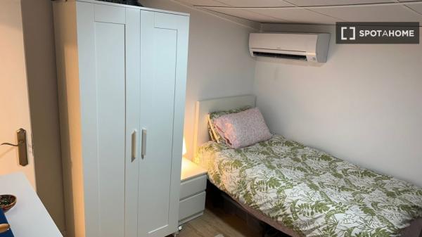 Habitación en piso compartido en madrid. thumbnail 2