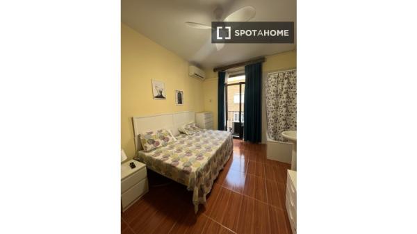 Habitación en piso compartido en madrid. thumbnail 2