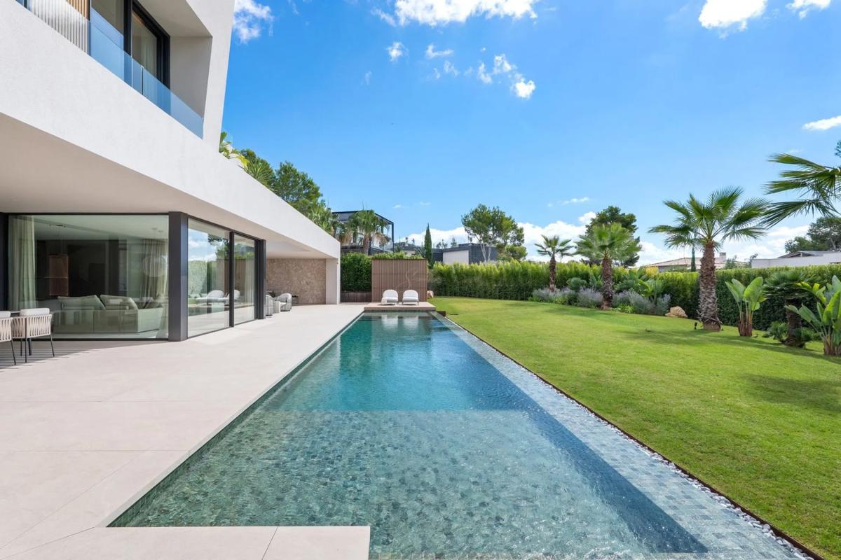 Obra nueva villa en la bahía de Cap Falcó en Calvià (Revista) photo 3