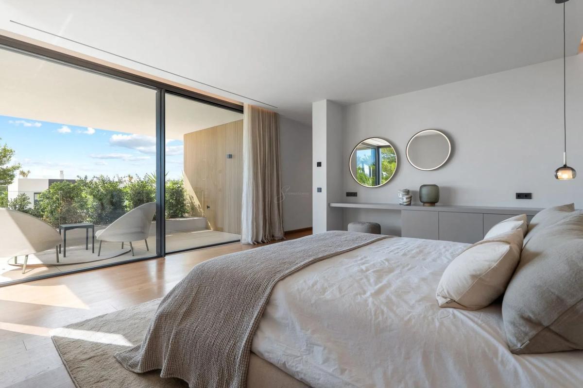 Obra nueva villa en la bahía de Cap Falcó en Calvià (Revista) photo 5