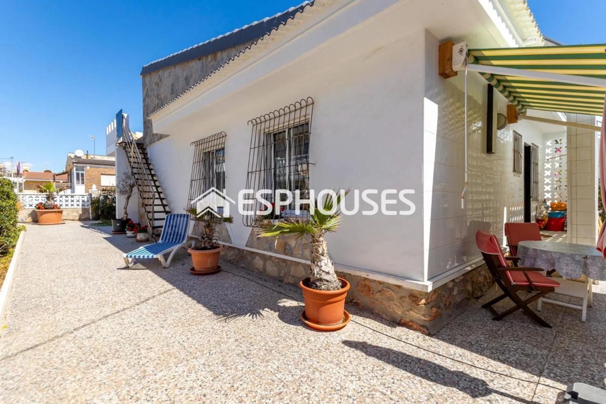Venta de chalet independiente en Barrio Los Europeos, Torrevieja
photo 1