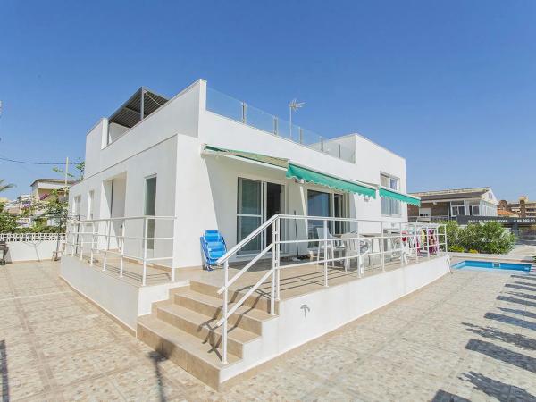 Chalet wolnostojący na sprzedaż w  Avenida Suiza, Torrevieja photo 1