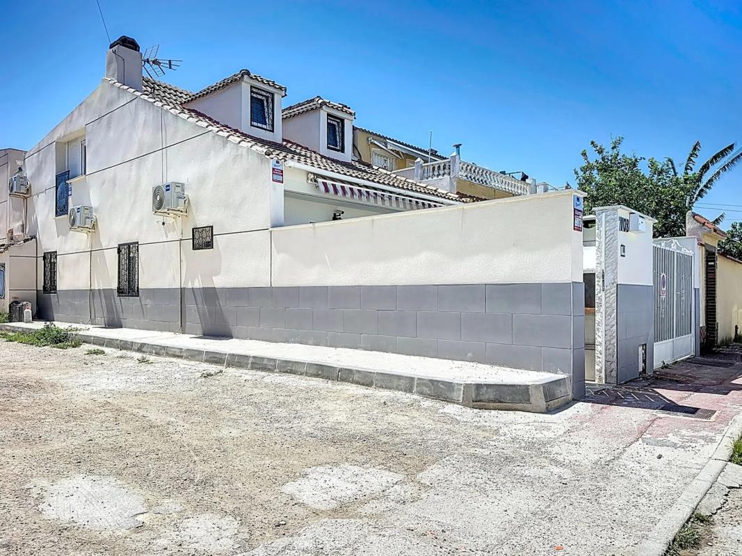 Venta de chalet adosado en Calle de las Azucenas, 703 , Torrevieja photo 5
