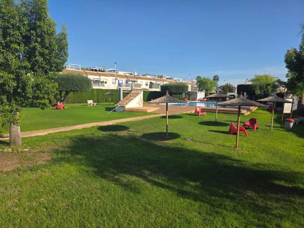 Chalet adosado en venta en UR JARDIN DEL MAR X, 1 , Torrevieja thumbnail 2