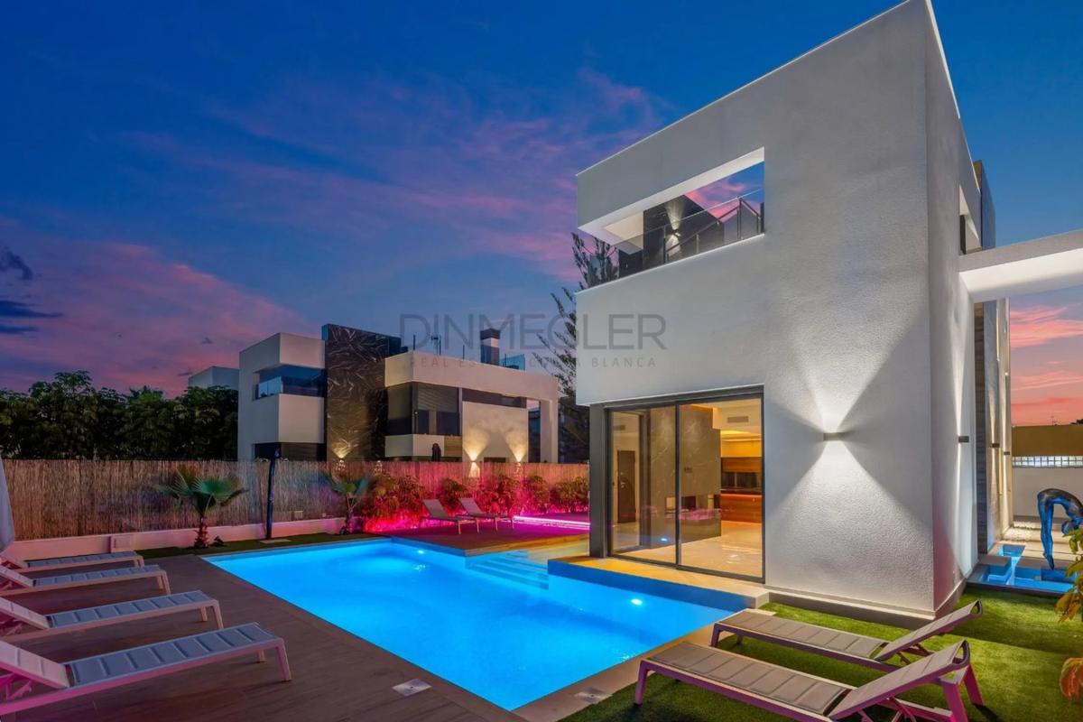 Sale of independent chalet in Calle Lope de Vega, 27, Torrevieja
photo 1