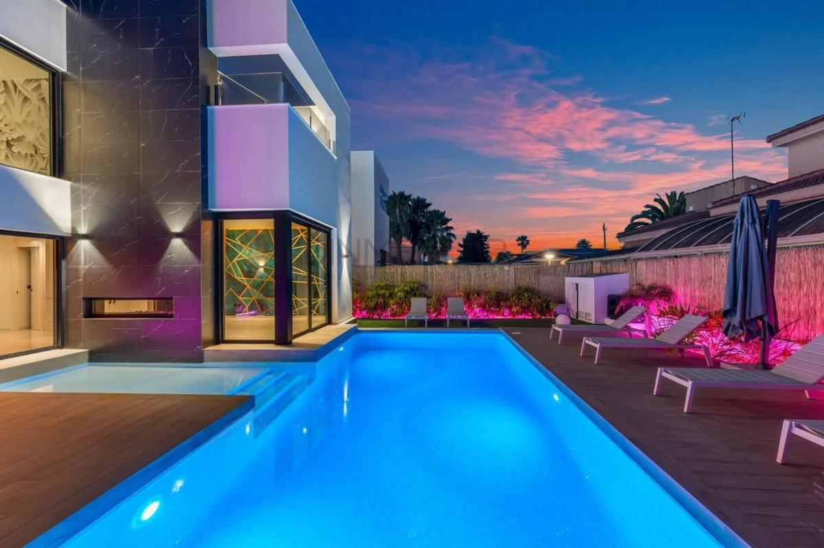 Sale of independent chalet in Calle Lope de Vega, 27, Torrevieja
photo 3
