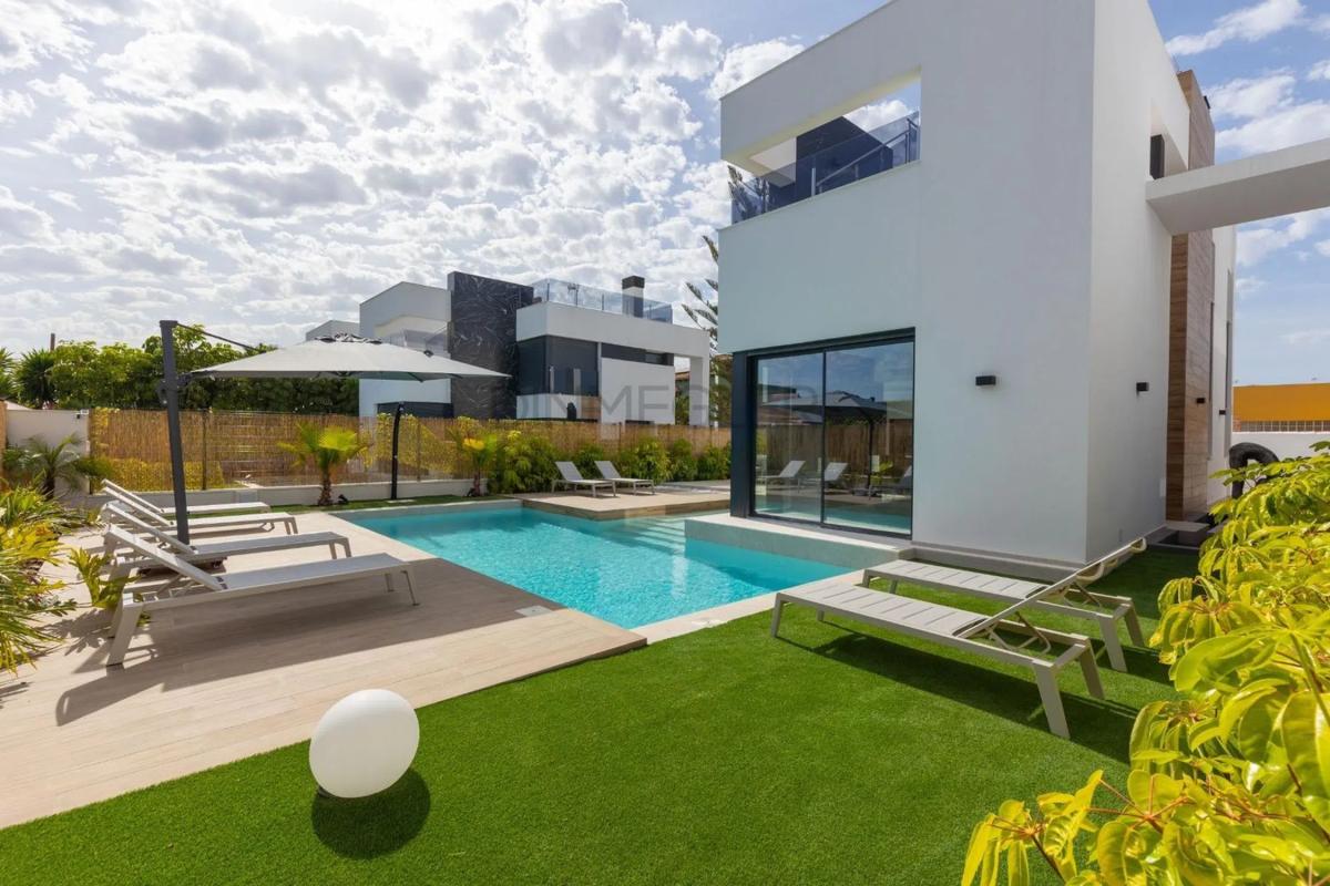 Sale of independent chalet in Calle Lope de Vega, 27, Torrevieja
photo 5