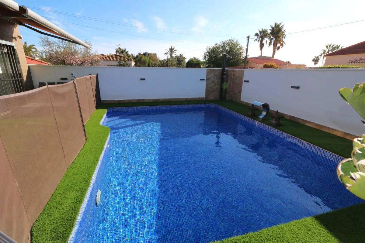 Venta de chalet independiente en Barrio La Siesta - El Salado - Torreta, Torrevieja
photo 2