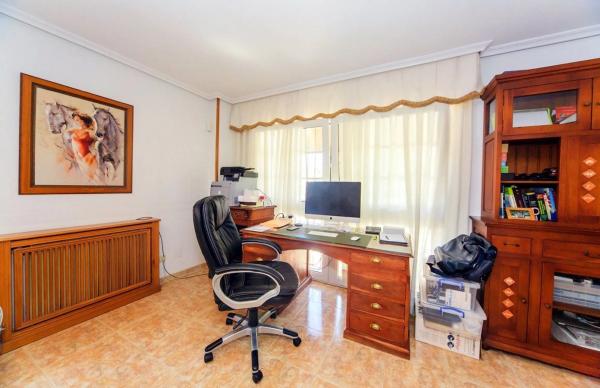 Chalet wolnostojący na sprzedaż w Avenida Tomas Martinez Domenech, 69, Torrevieja photo 1