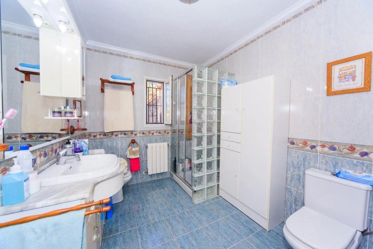 Sale of independent chalet in Avenida Tomas Martinez Domenech, 69, Torrevieja
 photo 4