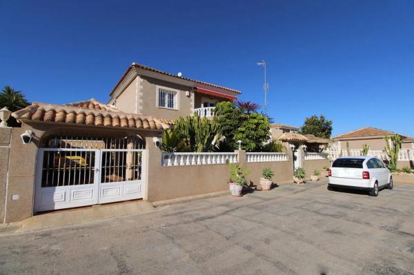 Chalet independiente en venta en Barrio Los Balcones - Los Altos del Edén, Torrevieja
photo 1