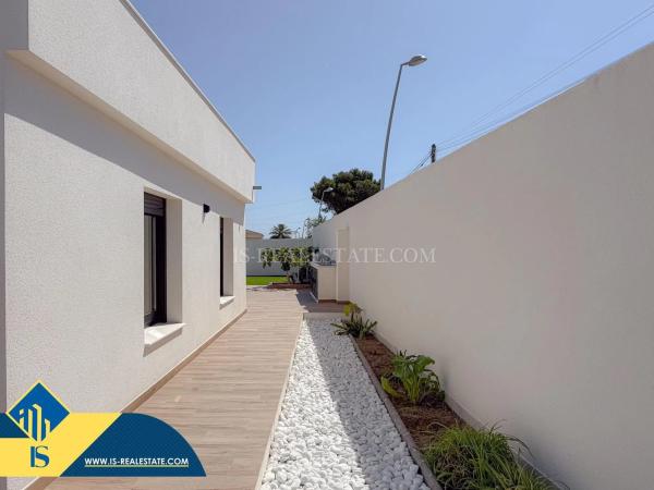 Chalet independiente en venta en Barrio Los Balcones - Los Altos del Edén, Torrevieja
thumbnail 1