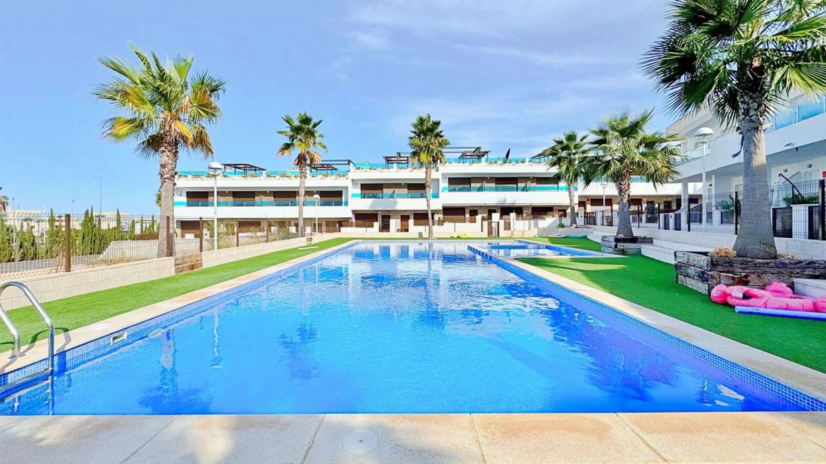 Sprzedaż szeregowego domku w Urbanización los Altos, 143 , Torrevieja photo 3