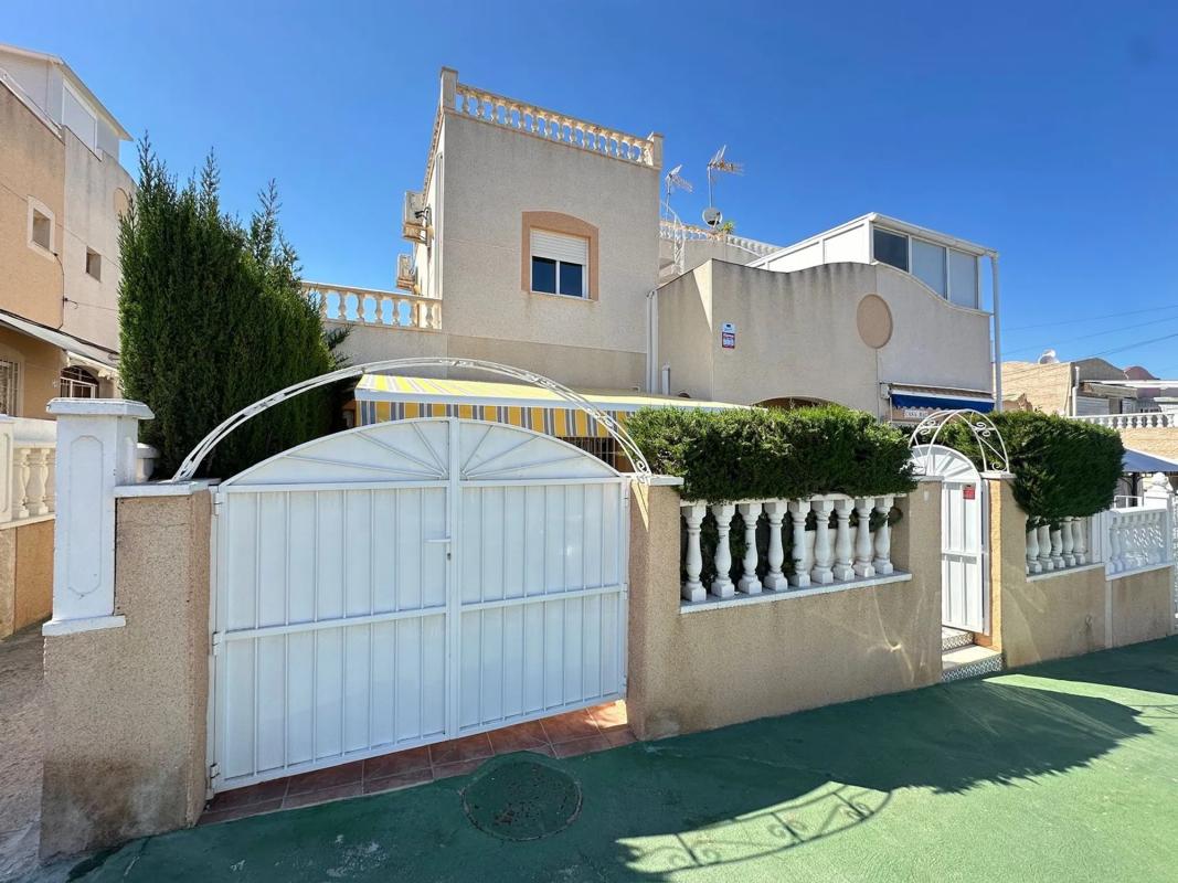 Sprzedaż szeregowego domku w Lago Jardín , Torrevieja photo 2
