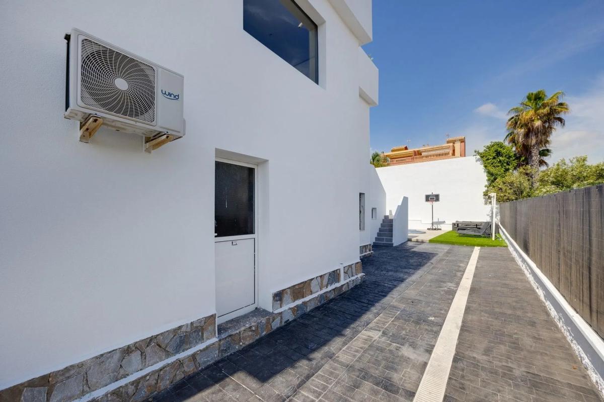 Venta de chalet independiente en Calle Covadonga, Torrevieja
photo 1