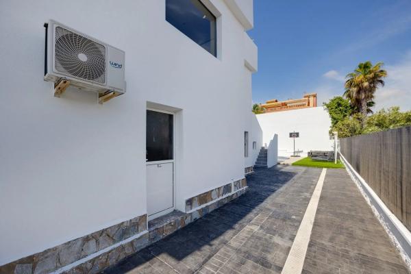 Chalet wolnostojący na sprzedaż w  Calle Covadonga, Torrevieja photo 1