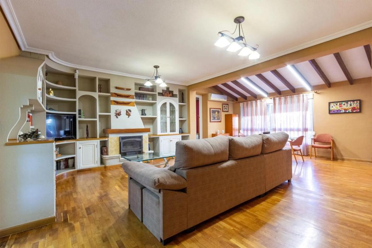 Sale of independent chalet in Calle Zv 54, Torrevieja
photo 3