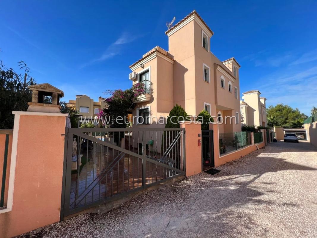 Продажа таунхауса в Calle Laguna Rosa , Торревьеха photo 2