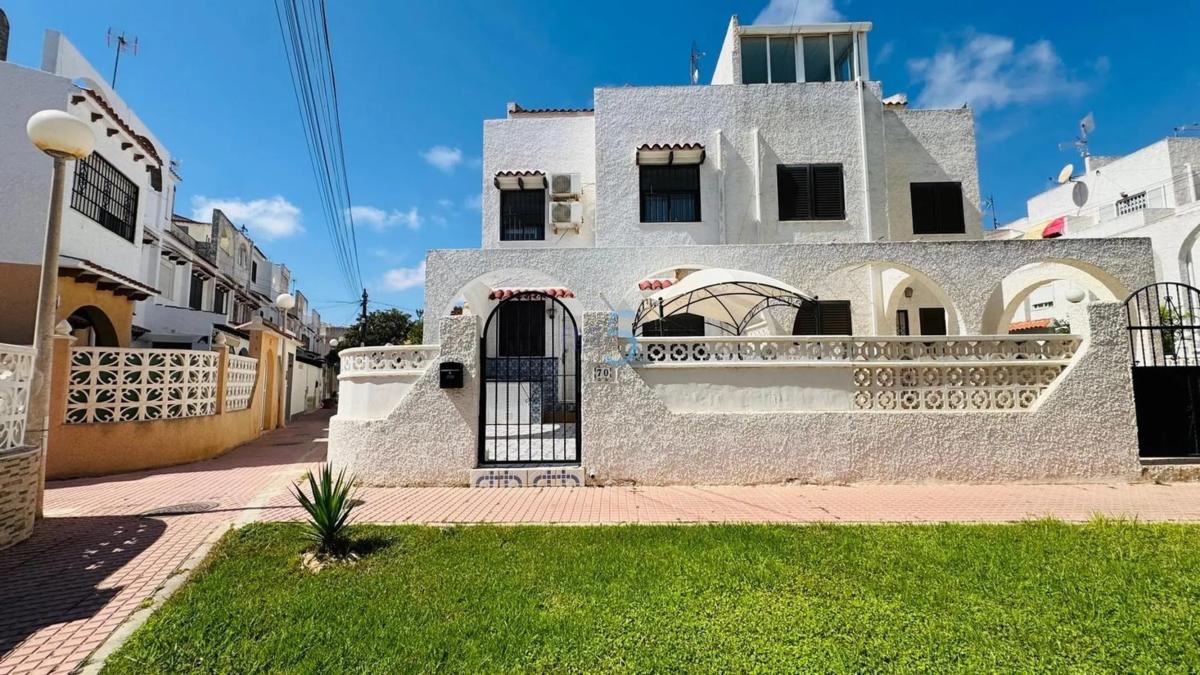 Sale of independent chalet in Barrio Nueva Torrevieja, Torrevieja
photo 1