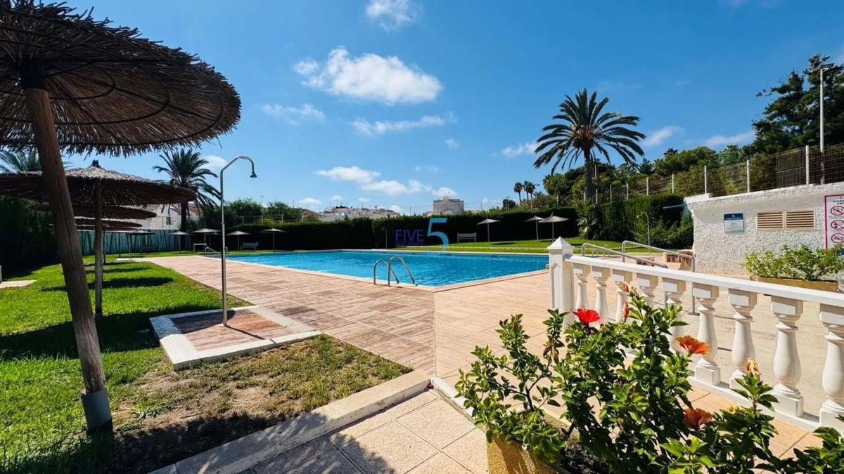 Sale of independent chalet in Barrio Nueva Torrevieja, Torrevieja
photo 2