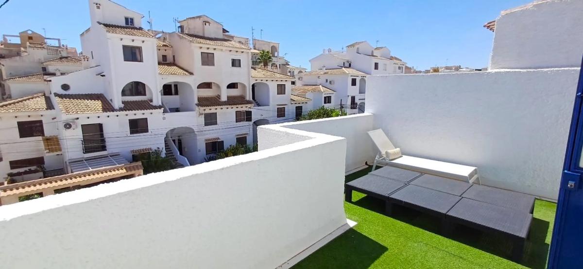 Sale of townhouse in Calle Londres, 98 , Torrevieja photo 1