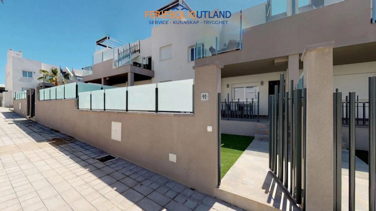 Sale of independent chalet in Calle Gines Saura Sanchez s/n, Torrevieja
photo 1