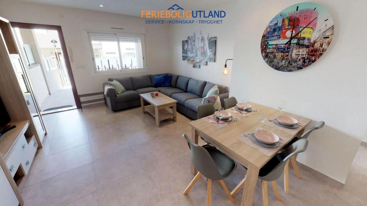 Sale of independent chalet in Calle Gines Saura Sanchez s/n, Torrevieja
photo 3