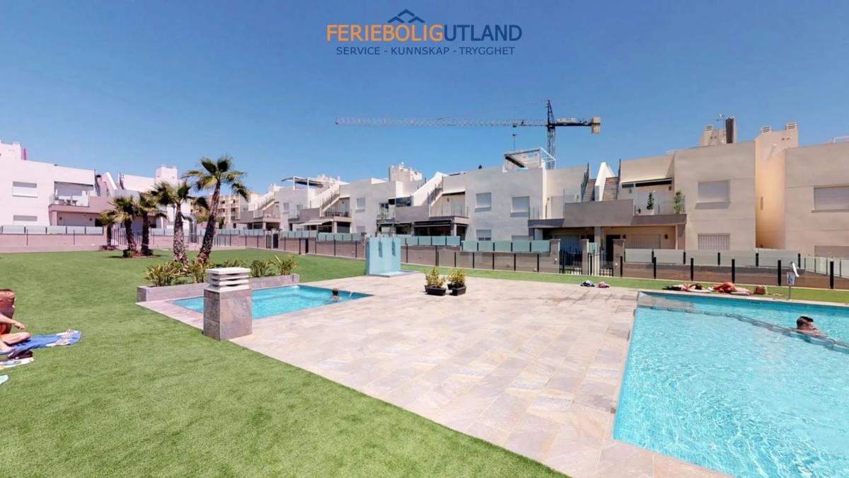 Sale of independent chalet in Calle Gines Saura Sanchez s/n, Torrevieja
photo 4