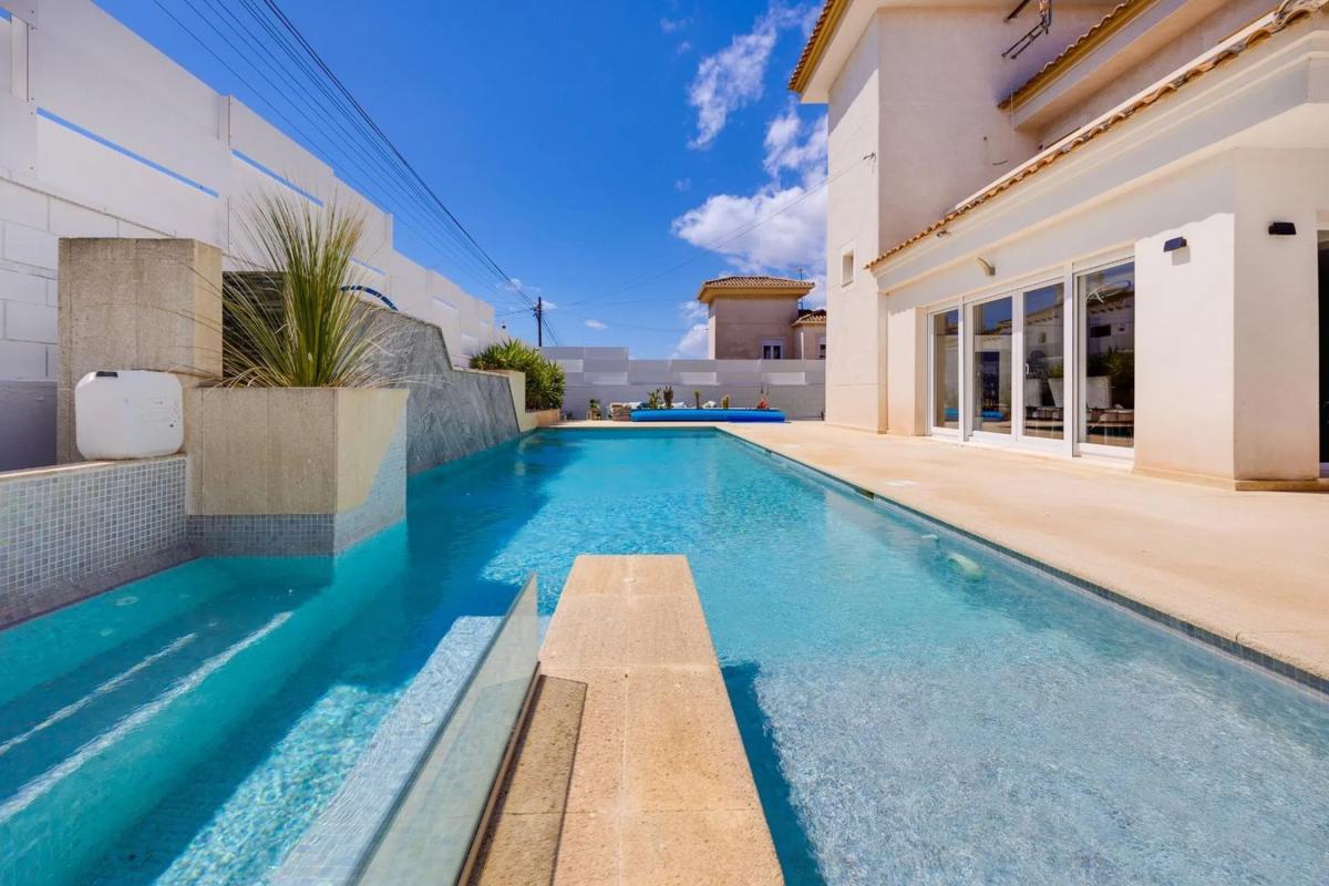 Sale of independent chalet in Barrio Aguas Nuevas, Torrevieja
 photo 2