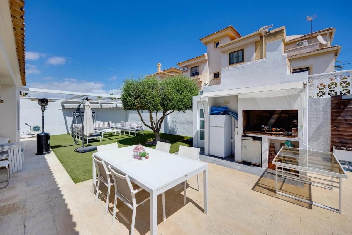 Sale of independent chalet in Barrio Aguas Nuevas, Torrevieja
 photo 3