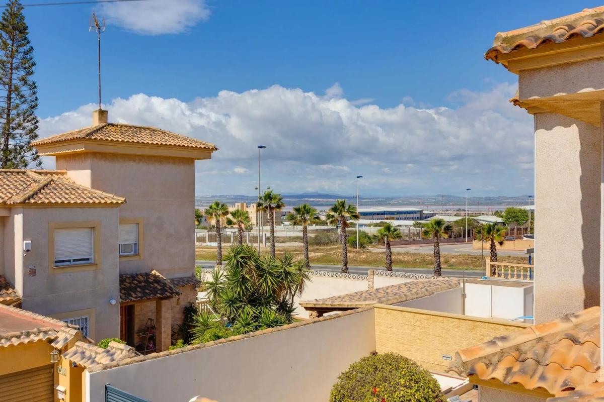 Sale of independent chalet in Barrio Aguas Nuevas, Torrevieja
 photo 4