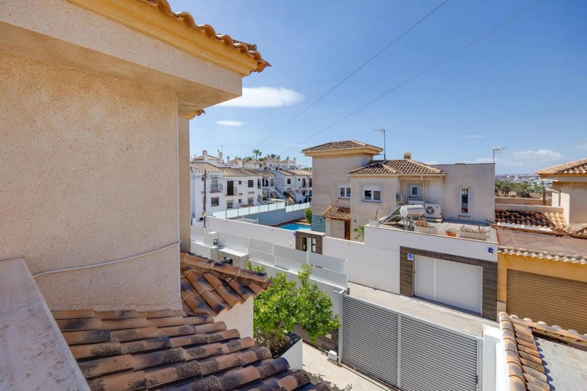 Sale of independent chalet in Barrio Aguas Nuevas, Torrevieja
 photo 5