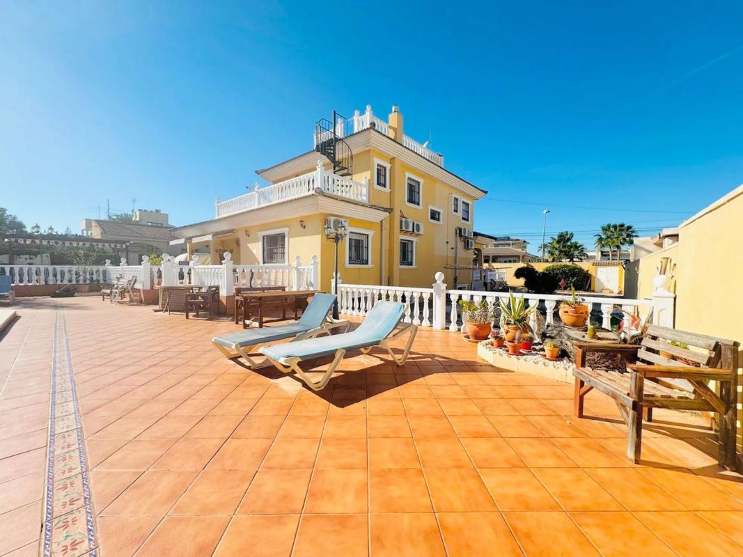 Sale of independent chalet in Barrio Aguas Nuevas, Torrevieja
photo 2