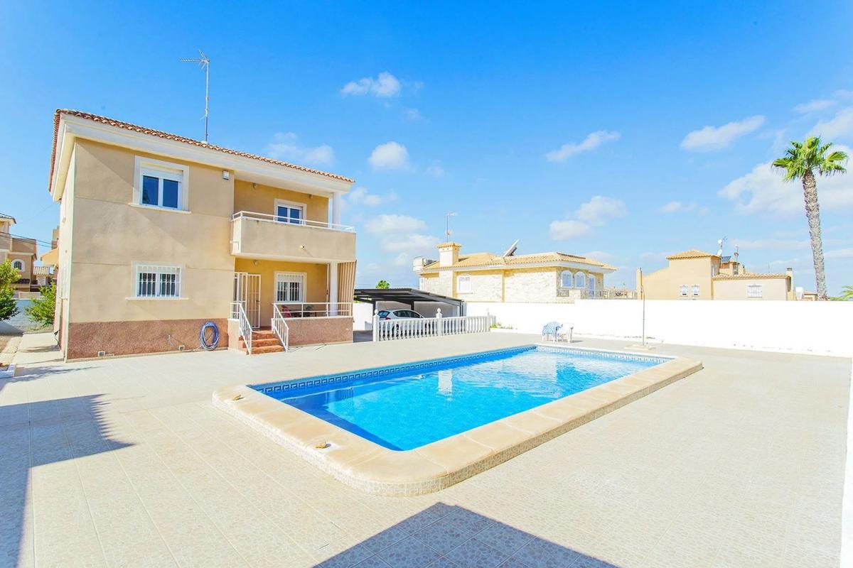 Sprzedaż niezależnego domku jednorodzinnego w  Calle Meridiano, Torrevieja photo 2