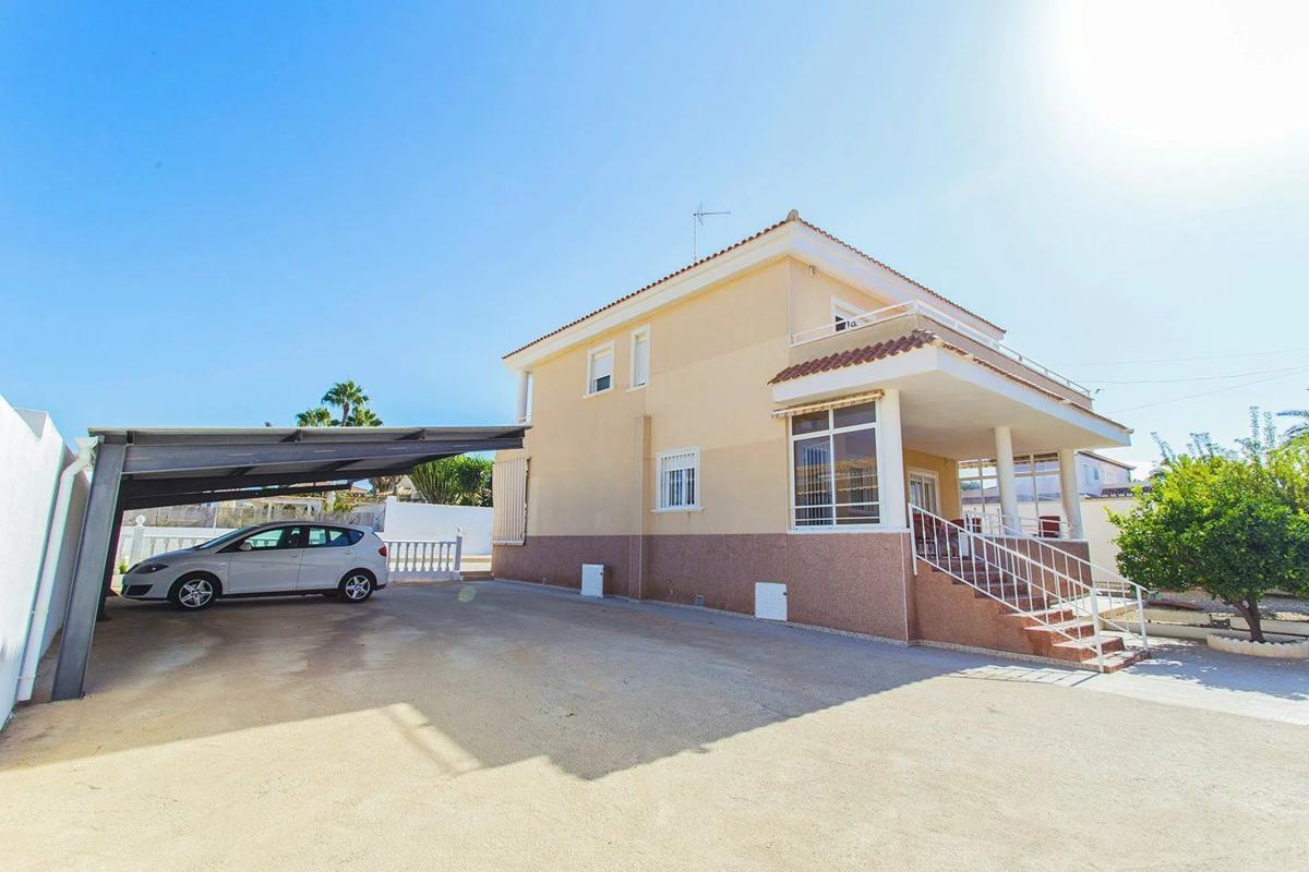 Sprzedaż niezależnego domku jednorodzinnego w  Calle Meridiano, Torrevieja photo 4