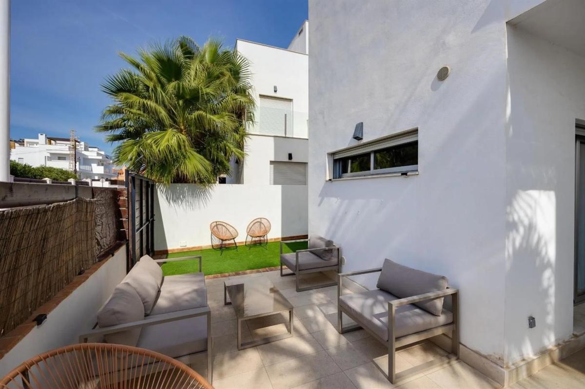 Sale of independent chalet in Calle Tomas Valcarcel, Torrevieja
 photo 4