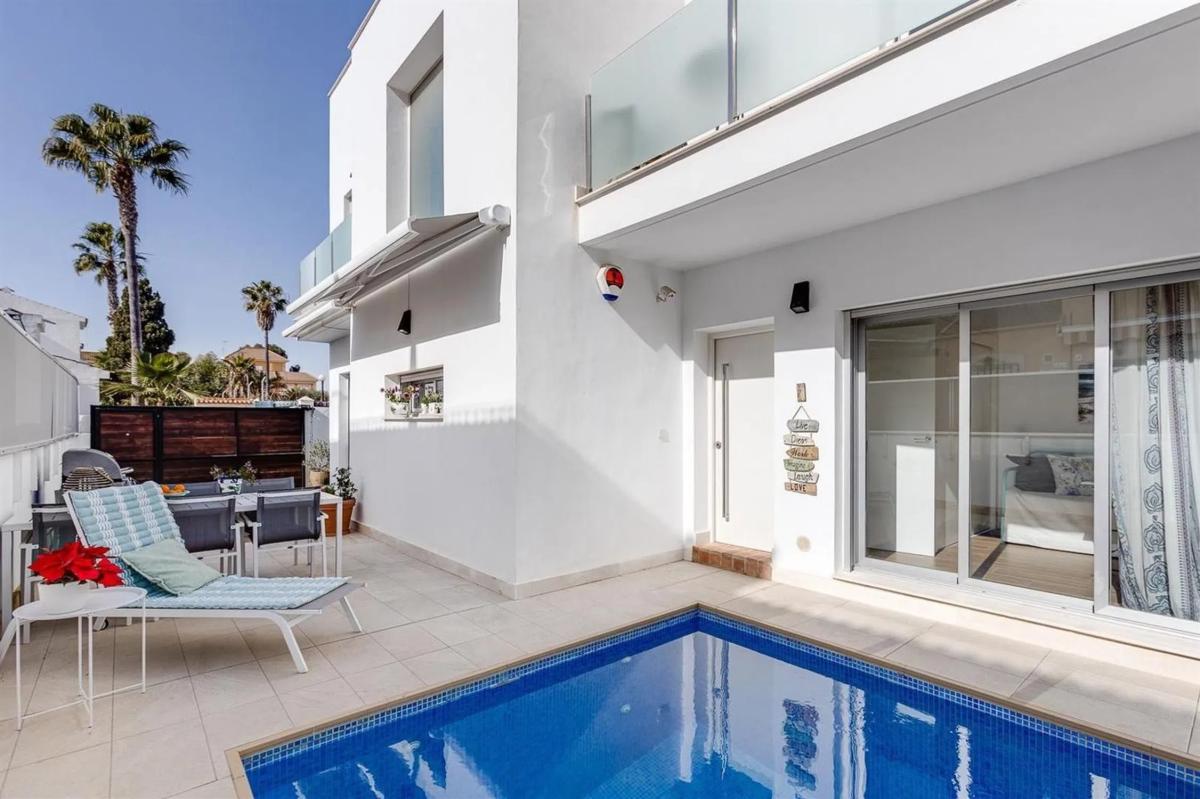 Sale of independent chalet in Calle Tomas Valcarcel, Torrevieja
 photo 5