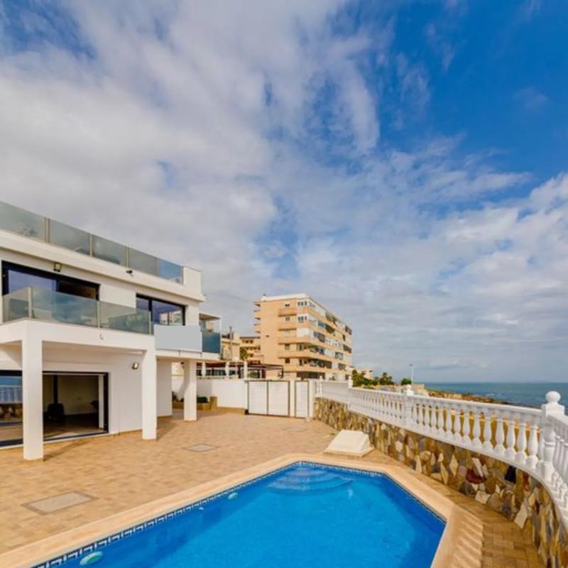 Sale of independent chalet in Paseo Navarra, Torrevieja
 photo 2