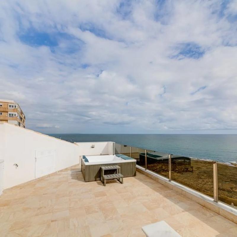 Sale of independent chalet in Paseo Navarra, Torrevieja
 photo 5