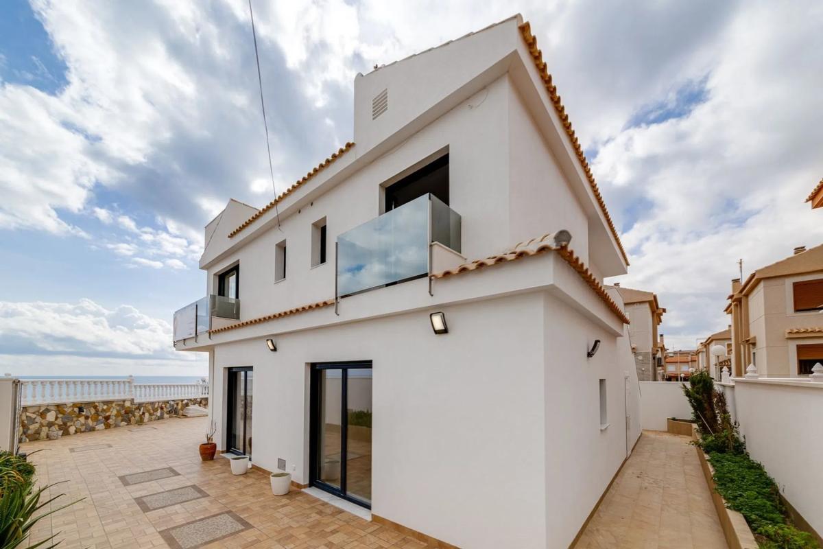 Sale of independent chalet in Calle Comunidad Valenciana, 3, Puerta 02 y Puerta B2, 03188, Torrevieja, Alicante. s/n, Torrevieja
photo 2