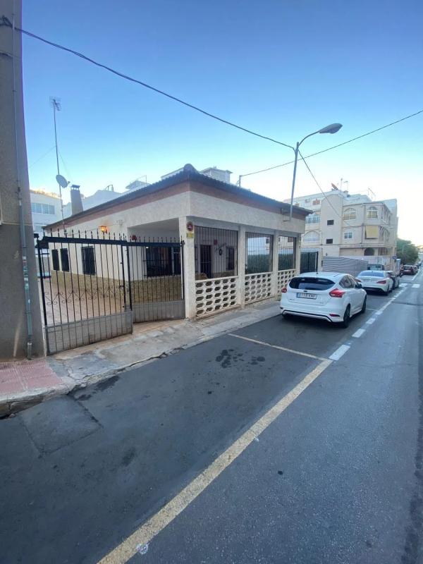 Venta de chalet independiente en Calle los Gases, Torrevieja
photo 1