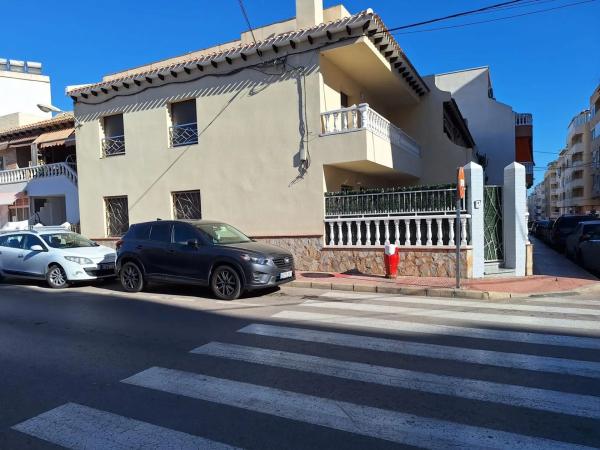 Chalet adosado en venta en  Barrio Avenida Habaneras - Curva de Palangre , Torrevieja photo 1