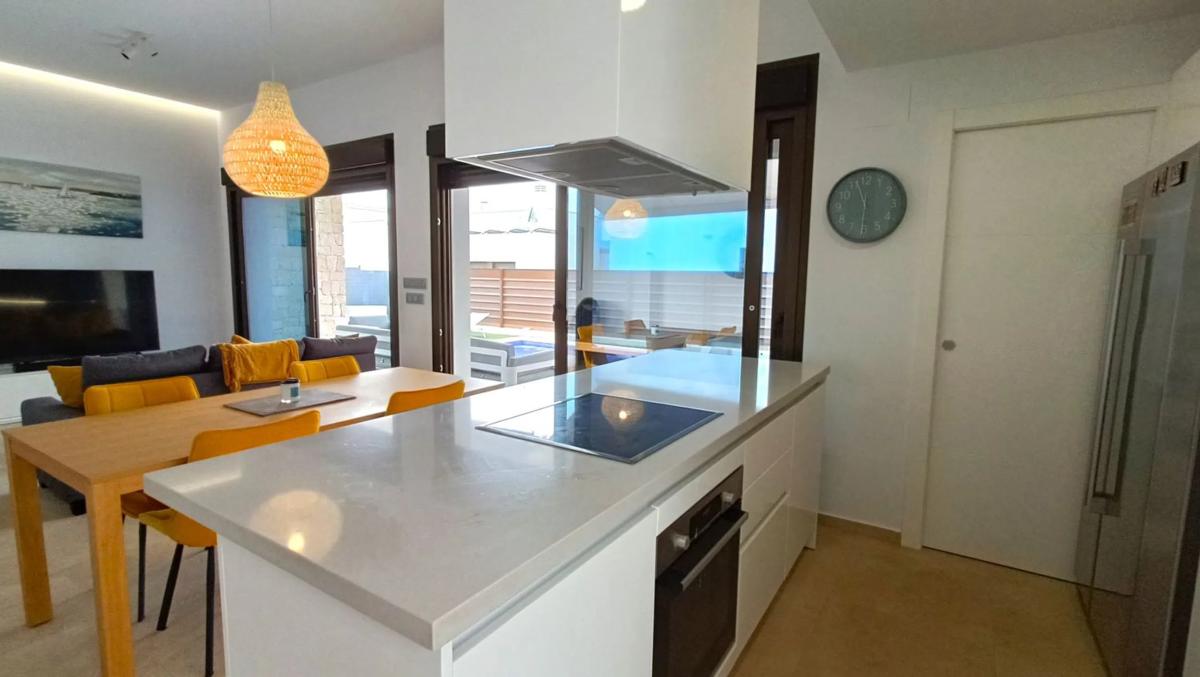 Sale of independent chalet in Desamparados-Hurchillo-Torremendo, Orihuela
photo 2