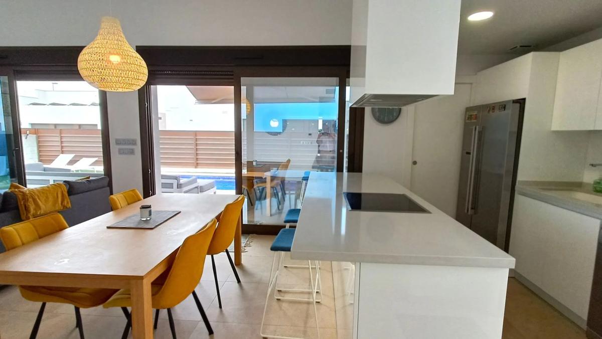 Sale of independent chalet in Desamparados-Hurchillo-Torremendo, Orihuela
photo 3