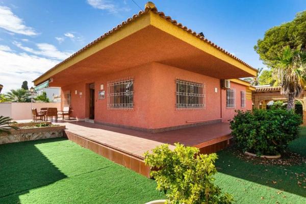 Частный шале на продаже в Barrio Cabo Roig, Ориуэла photo 1
