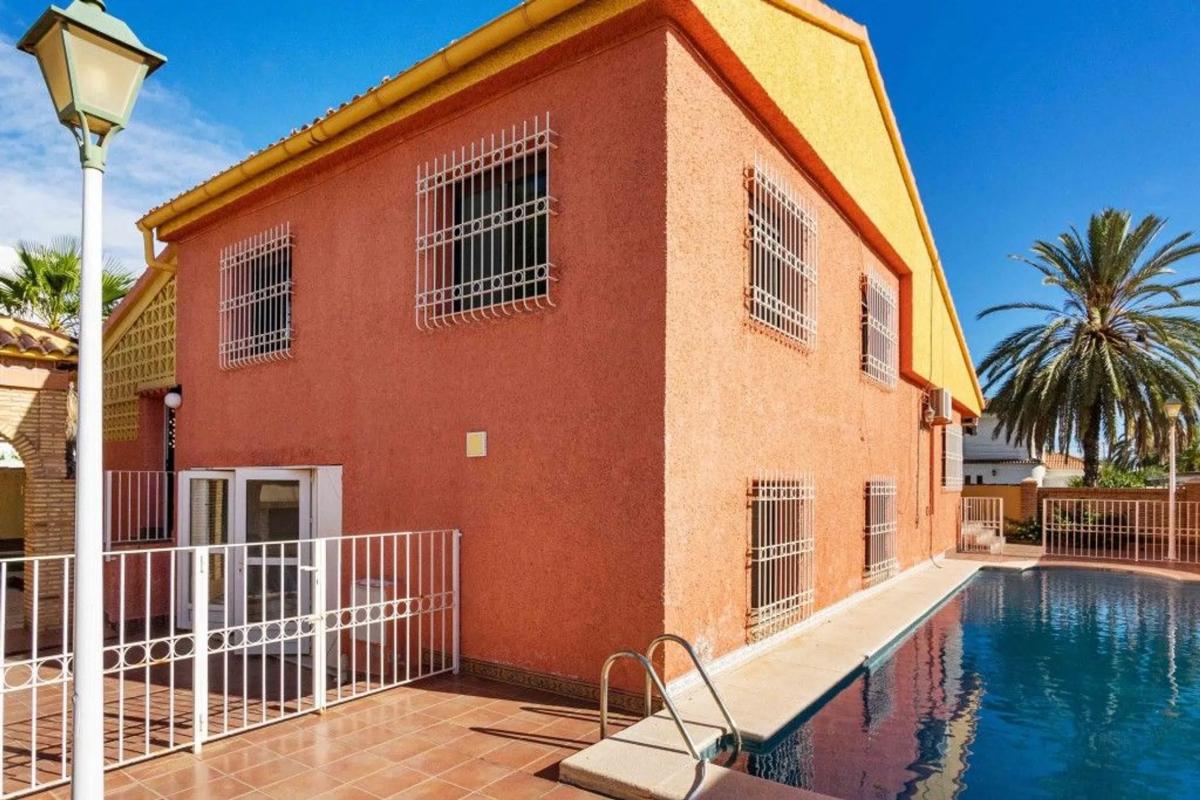Продажа отдельного шале в  Barrio Cabo Roig, Ориуэла photo 2